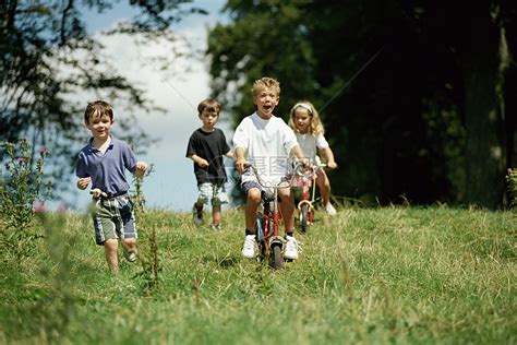 儿童一起在野外玩高清图片下载-正版图片501461498-摄图网