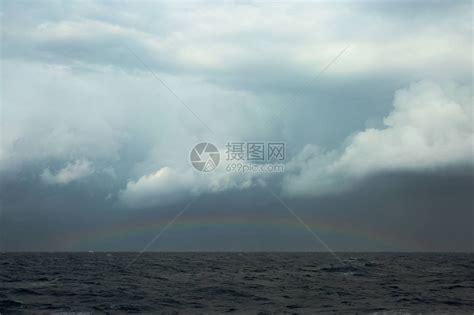 风雨如磐的海面上的彩虹高清图片下载-正版图片505559202-摄图网