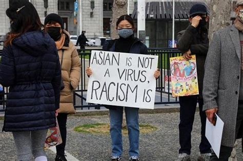 美国反对歧视亚裔游行现场：我们想要公平！_新浪新闻