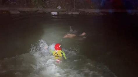 男子酒后下河游泳，围观路人吓坏急报警_凤凰网视频_凤凰网