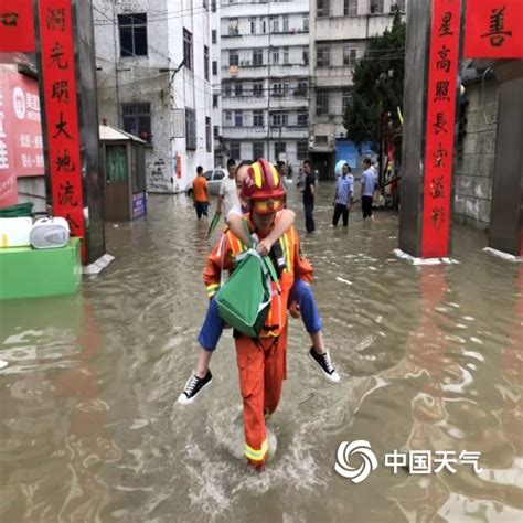 暴雨侵袭广东揭阳 村道变“河道”-首页-中国天气网