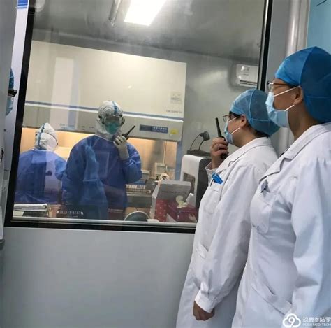 [新华网]南京核酸检测现场：战疫人不眠