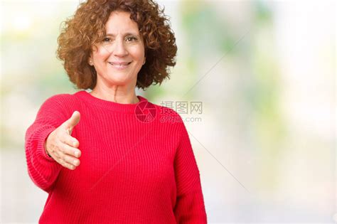 美丽的中年高龄女子的红色冬毛衣与孤立的背景相伴亲吻般的握手高清图片下载-正版图片505574760-摄图网