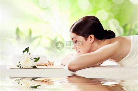 水疗程序轻女水疗沙龙放松的形象高清图片下载-正版图片300201542-摄图网