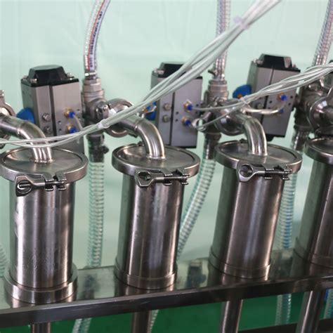 厂家柱塞泵式八头灌装机-上海浩超机械设备有限公司