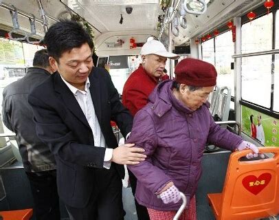 公交车上，你会给这样的老人让座吗？ | 佳人手机版 (返回首页)