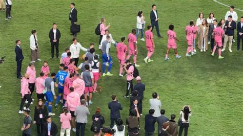 现场球迷拍视频爆料: 梅西拒绝参加最后与香港特首的握手环节……|莱昂内尔·梅西_新浪新闻
