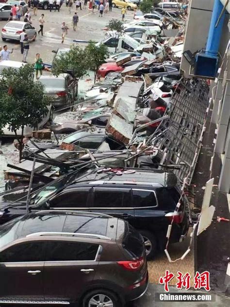 桂林临桂突遭狂风暴雨袭击 车辆被砸得面目全非-新闻中心-南海网