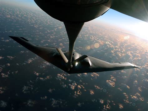 美国B-2隐身战略轰炸机厉害在哪里？|轰炸机|战略轰炸机|美军_新浪新闻