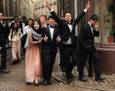 英国剑桥大学生考完后的狂欢 穿礼服开盛大晚会