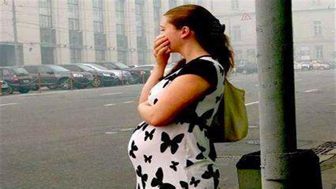 临产孕妇地铁站内阵痛产子，监控视频拍下的这一幕太暖心 _深圳24小时_深新闻_奥一网