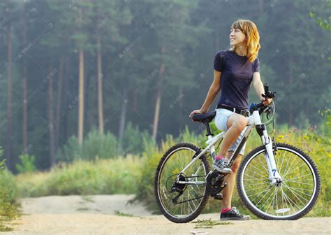 骑着自行车的女人高清摄影大图-千库网
