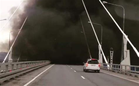 桥下战舰路过，桥上浓烟蔽日：为啥俄罗斯军舰爱冒烟？——上海热线军事频道