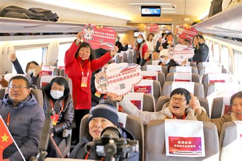 旅途：高铁乘务员，笑容里映着最美的节日 - 视点头条 - 湖南日报网 - 华声在线