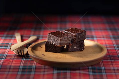 红色格子桌上木制的自制巧克力巧克高清图片下载-正版图片502818761-摄图网
