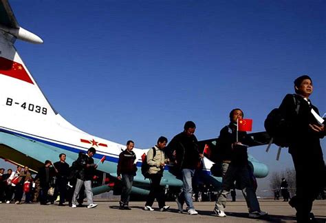 泪流满面！中国护照带你回家，1314名滞留海外中国公民乘专机返华|疫情|中国公民|祖国_新浪新闻