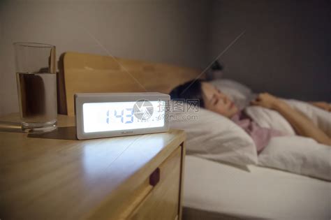 女性深夜睡眠高清图片下载-正版图片501351147-摄图网