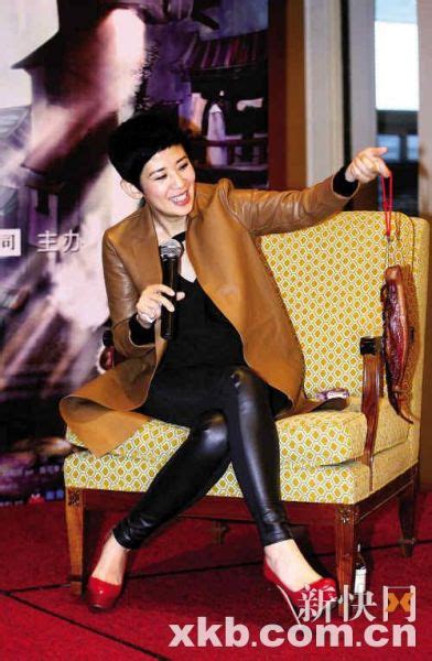 吴君如亮相第四十六届香港国际电影节展览_新浪图片