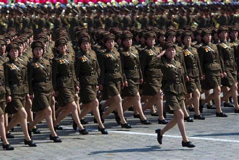 朝鲜女兵着军装背步枪巡视 _国际快递 _南方网