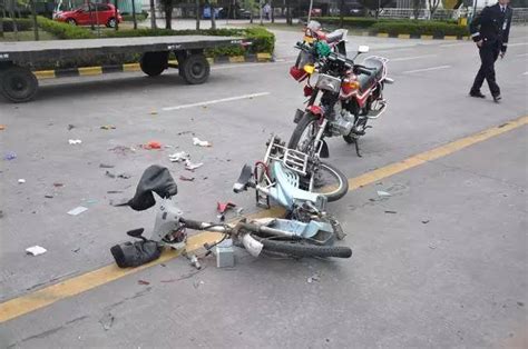 摩托车激撞轿车两人当场死亡(图)_新闻中心_新浪网