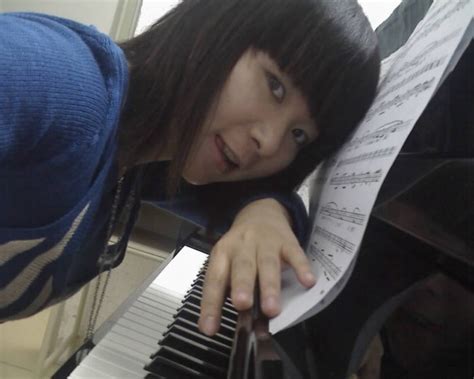 钢琴老师在指导女孩练琴高清图片下载-正版图片502065910-摄图网