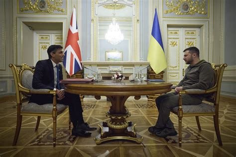 英首相突访基辅，宣布追加5000万英镑对乌军事援助_手机新浪网