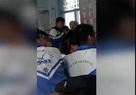 初中生厕所群殴致一死一伤 涉事学校校长被停职(含视频)_手机新浪网