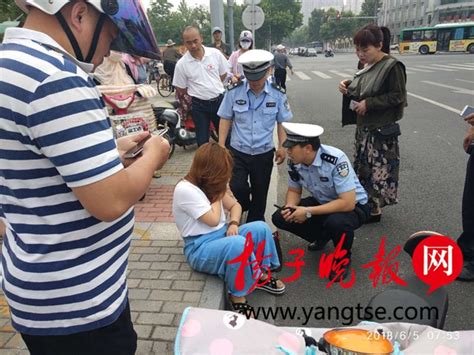 女子骑车上班途中中暑晕倒，警民联手救助_手机新浪网