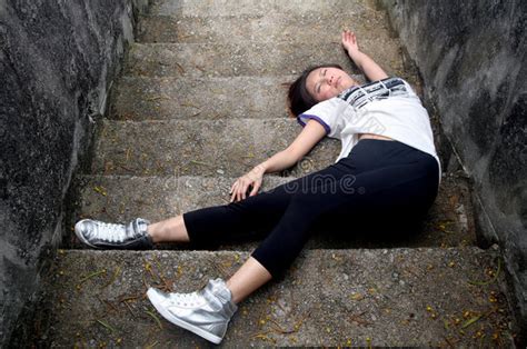 合肥一女孩地铁站内下楼时玩手机，失足冲下楼梯摔伤_凤凰网视频_凤凰网