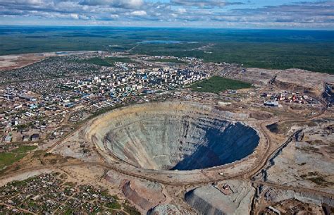 实拍俄远东庞大钻石矿坑 可产生涡旋吸入飞机_海口网