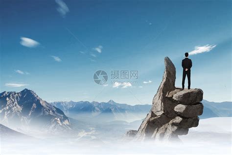 站在山顶的职业人物图片素材-正版创意图片500749883-摄图网