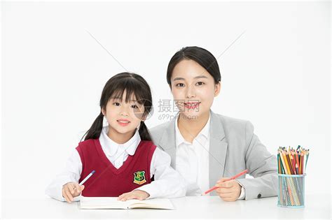 家教老师辅导小学生做功课高清图片下载-正版图片502112676-摄图网