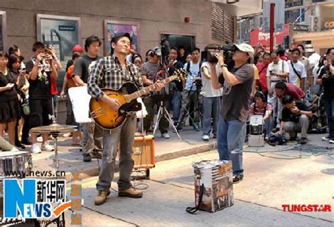 位演奏吉他的街头音乐家喜欢的音乐高清图片下载-正版图片300205292-摄图网