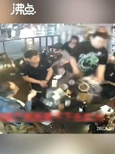 #酒吧老板掀桌阻止男子调戏邻桌女孩#9... 来自中国新闻周刊 - 微博
