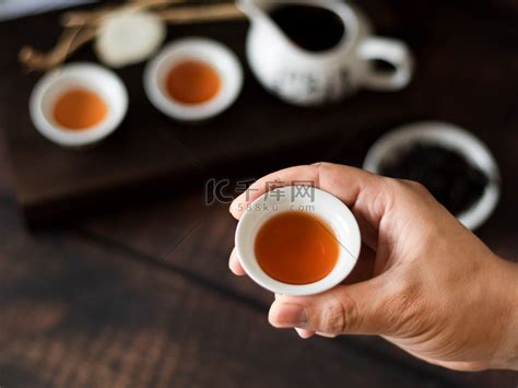 喝茶手拿茶杯白天茶具茶室喝茶摄影图配图高清摄影大图-千库网