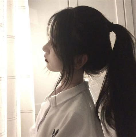 头像温柔扎马尾女生