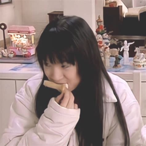 恶作剧甜美女生头像图片