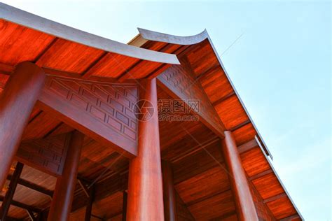 大型建筑楼的木质可盖房顶高清图片下载-正版图片305841972-摄图网
