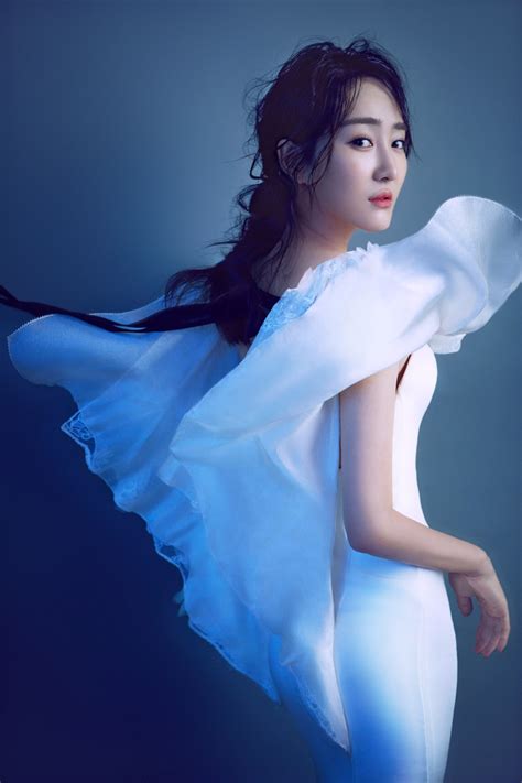 高姝瑶穿白色套装亮相时尚盛典 又美又飒大秀“天鹅颈”