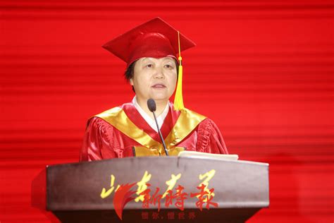 最美大学女校长姜虹，38岁任教授，49岁任校长，常和学生打成一片_【快资讯】