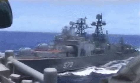 美军巡洋舰与俄反潜舰在东海险些相撞 俄舰紧急转向__凤凰网