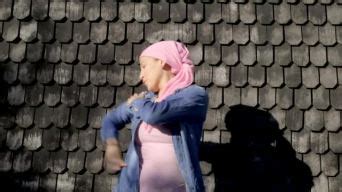 一个患有癌症的女人跳舞，微笑着看着房子外面的相机。_1920X1080_高清视频素材下载(编号:19366121)_全部_光厂(VJ师网 ...