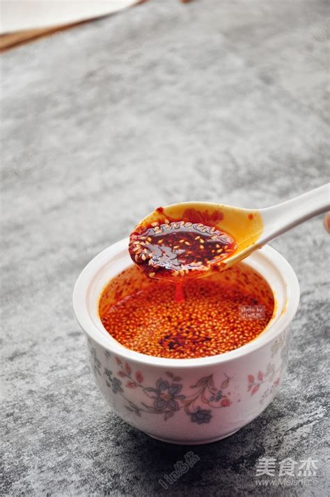 陕西最家常的油泼辣子的做法_陕西最家常的油泼辣子怎么做_美食杰