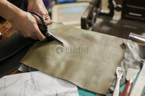 用木制模具进行皮革定型，复刻Herz经典单肩包 - 皮小匠