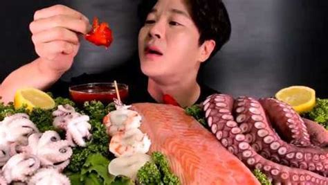 韩国人吃播海鲜生吃章鱼