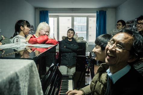 女盲人钢琴调律师陈燕：带着“导盲犬”游三亚-新闻中心-南海网