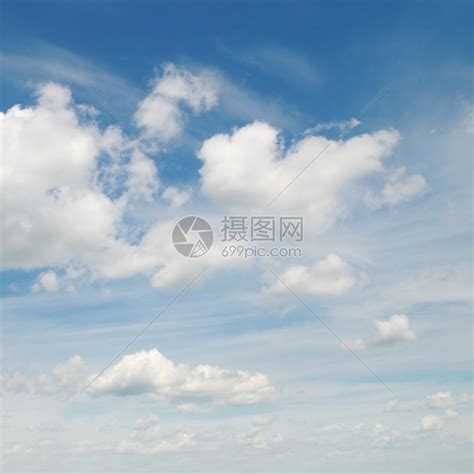 蓝天中有好多朵朵斜着飘得白云高清图片下载_红动中国