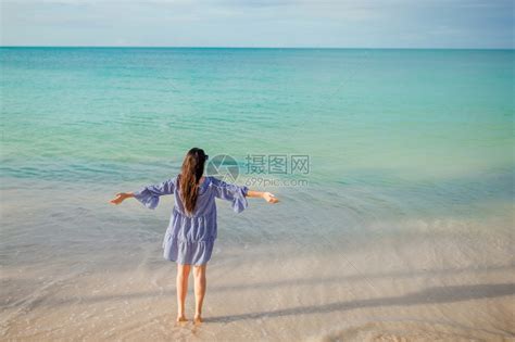 4k实拍唯美夏日三亚海边行走在沙滩的女生mp4格式视频下载_正版视频编号3599372-摄图网