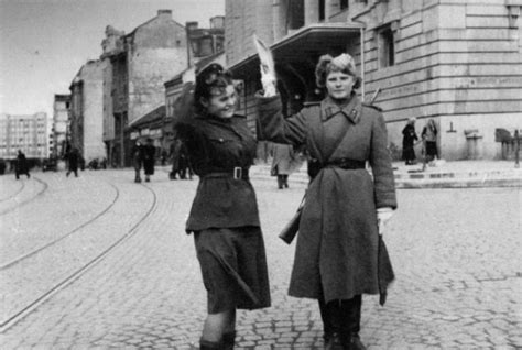 苏联女兵竟这样对待日本俘虏:解决个人需求