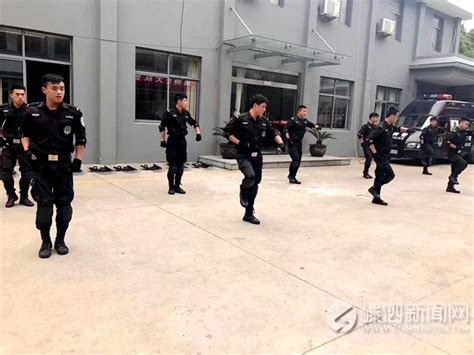 公安局巡特警大队组织巡逻队员进行队列训练